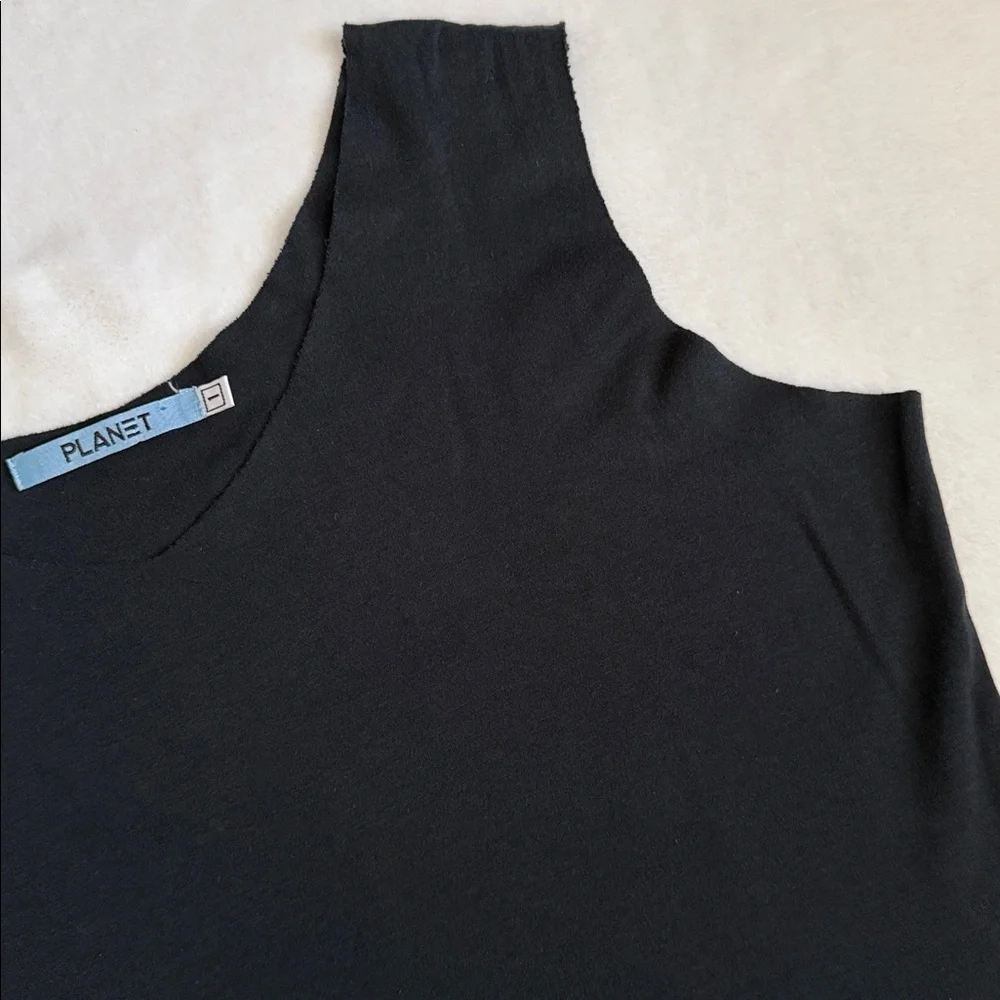Planet by Lauren G | Sleeveless Pima Cotton Side Slit Raw Hem Top Black (1/4-8) - Picture 4 of 15